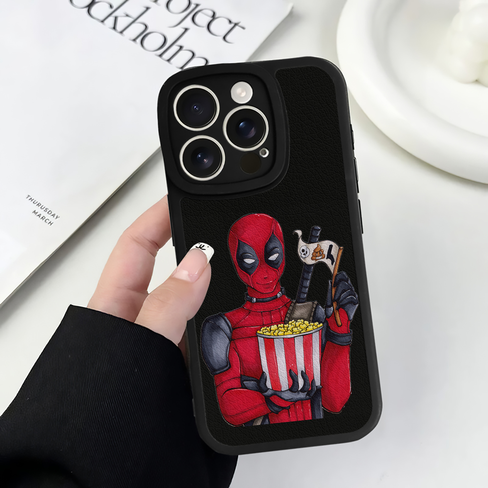 （画像用） Deadpool デッドプール 【iPhone 16シリーズ対応】シリコンスマホケース（レザー調） 材質：シリコン